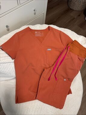 Figs scrub set in terracotta
